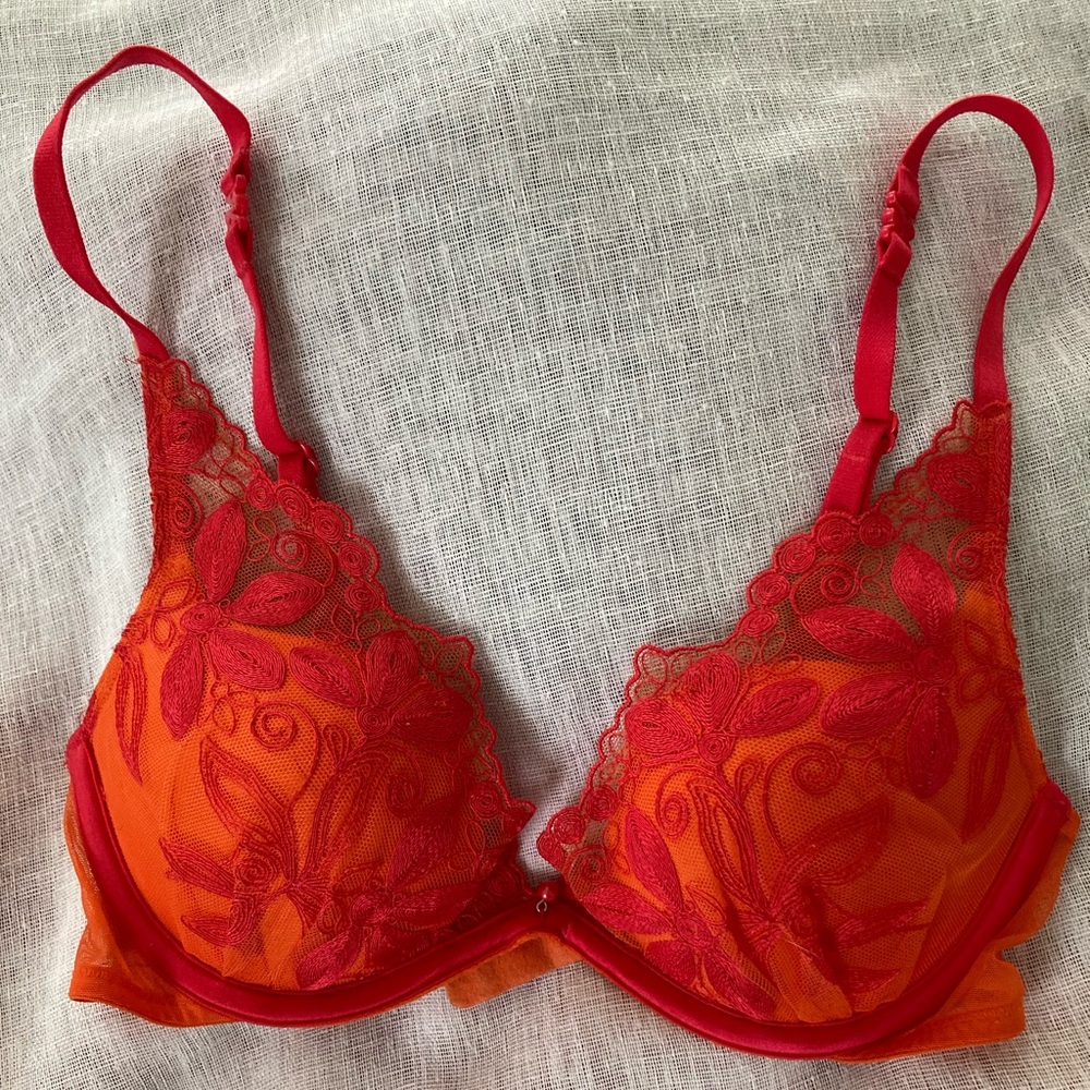 Victoria’s Secret like new bra size 32c